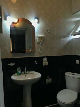Гостевой дом Piligrim Kazbegi Степанцминда Четырехместный номер с собственной ванной комнатой-6