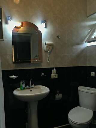 Гостевой дом Piligrim Kazbegi Степанцминда Четырехместный номер с собственной ванной комнатой-21